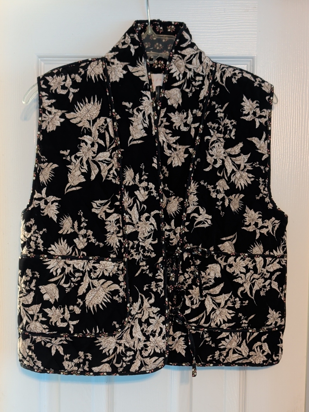 entro Black Quilted Floral Tie Front Vest M